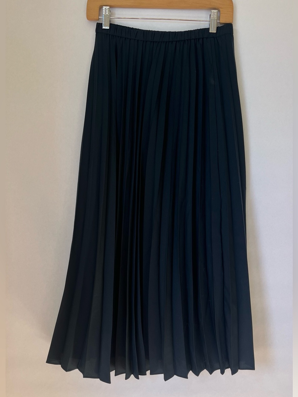 Blue Uniqlo Black Pleated Midi Skirt